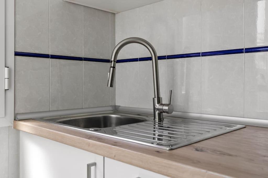 מיחאס Beautiful 3 Bed Stylish & Cozy Apartment - Susanna Suite מראה חיצוני תמונה